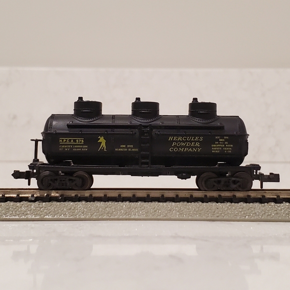 Model Power N Scale 3418 Three (3) Dome Tank Car Hercules Powder 575 - Picture 4 of 8